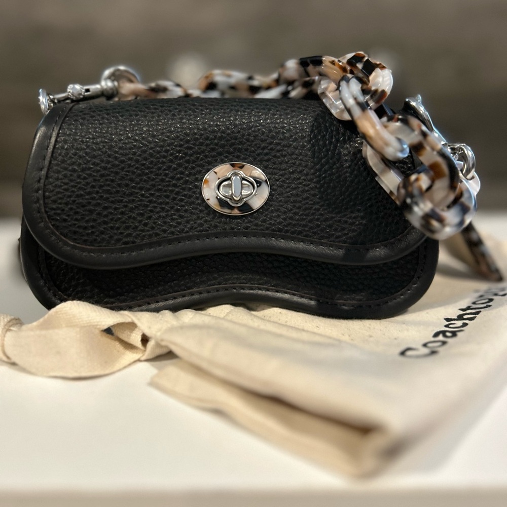 Coach Coachtopia Mini Wavy Dinky Bag with Crossbody Strap in Black Leather.
NWT - Picture 8 of 13